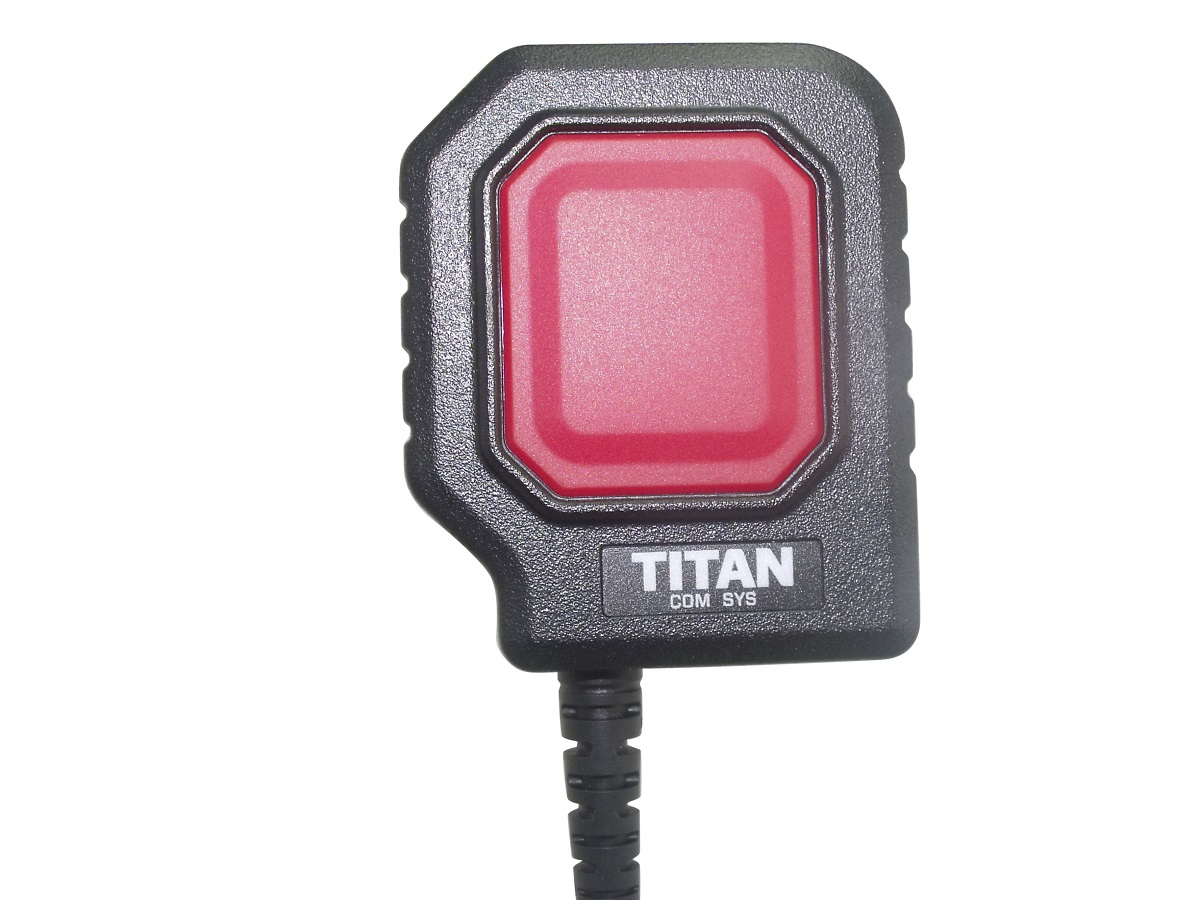 Schwarze, robuste TITAN PTT-Einheit mit großem, rot markiertem rechteckigem Druckknopf oben mittig. Darunter das Logo „TITAN COM SYS“. Schwarzes, geriffeltes Kabel unten. Für Einsatz unter schwerer Schutzkleidung.