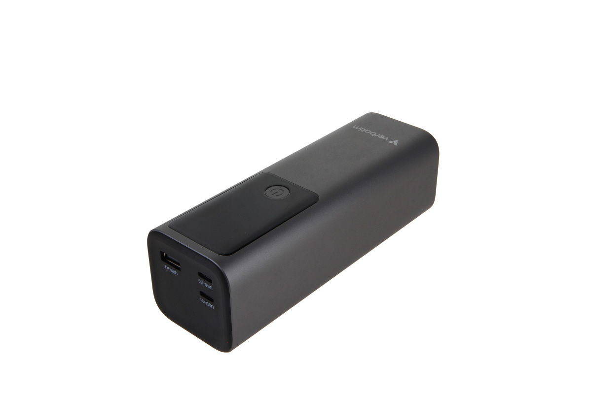 Metall-graue Verbatim Charge 'n' Go Powerbank (27.000mAh, 183W) von oben rechts. Rechteckig mit abgerundeten Ecken. Vorn sind ein USB-A und zwei USB-C Anschlüsse sichtbar. Oben ein schwarzes Feld mit An-/Aus-Schalter.