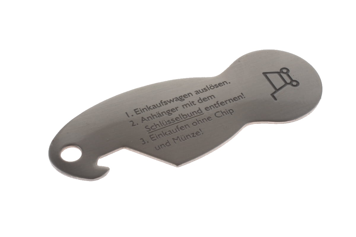 Matt silberner, länglicher Einkaufswagenlöser aus Metall, wie Schlüsselanhänger mit Flaschenöffner und Loch für Schlüsselring. Gravur: 1. Einkaufswagen auslösen. 2. Anhänger vom Schlüsselbund entfernen! 3. Einkaufen ohne Chip/Münze! Einkaufswagensymbol.
