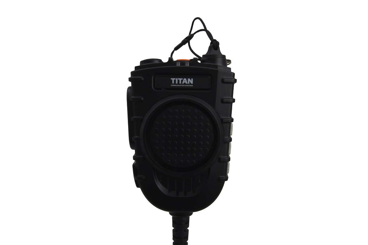 Robustes schwarzes TITAN Lautsprechermikrofon MM50 mit großer runder Lautsprecherabdeckung. Logo "TITAN COMMUNICATION SYSTEMS" darüber. Oben orange Notruftaste und Karabinerhaken. Schwarzes Spiralkabel unten.
