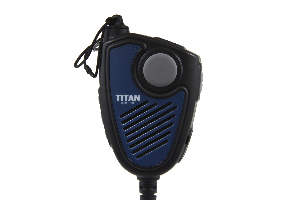 Schwarz-dunkelblaues TITAN Lautsprechermikrofon MM20. Mit gerippter Lautsprecherabdeckung, großem rundem grauen Push-to-Talk-Knopf und TITAN COM SYS Logo. Oben schwarze Handschlaufe, unten Anschlusskabel.