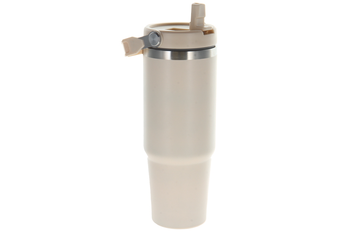 Hoher cremefarbener Thermobecher (ca. 800 ml). Schlanker Edelstahlbecher mit silbernem Zierring und cremefarbenem Deckel mit klappbarem Trinkhalm sowie seitlichem Tragegriff, ideal für kalte und warme Getränke.